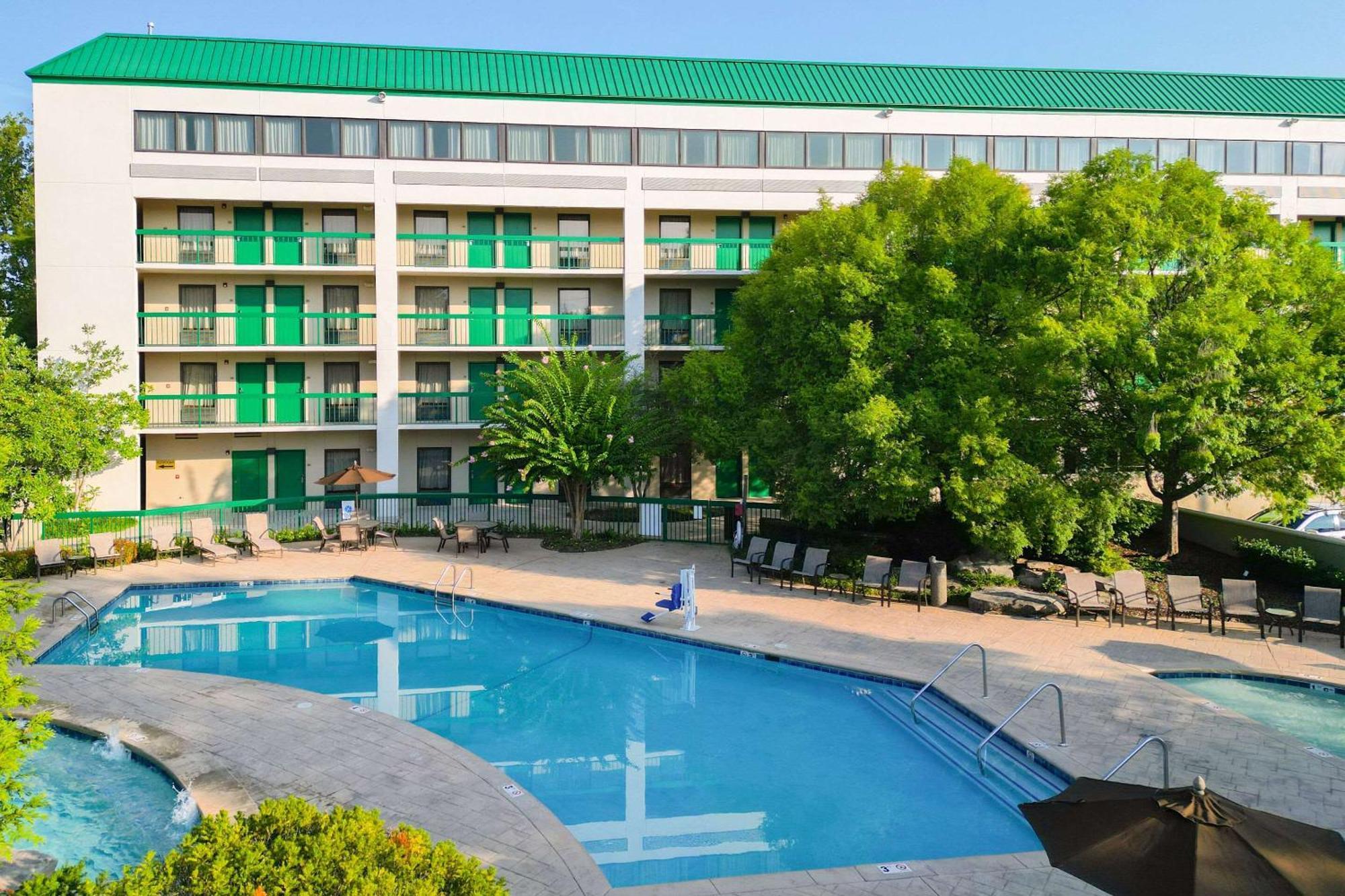 Quality Inn Near The Island Пиджен-Фордж Экстерьер фото