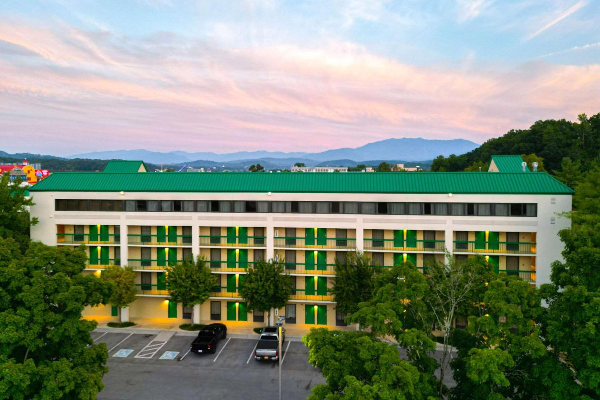 Quality Inn Near The Island Пиджен-Фордж Экстерьер фото